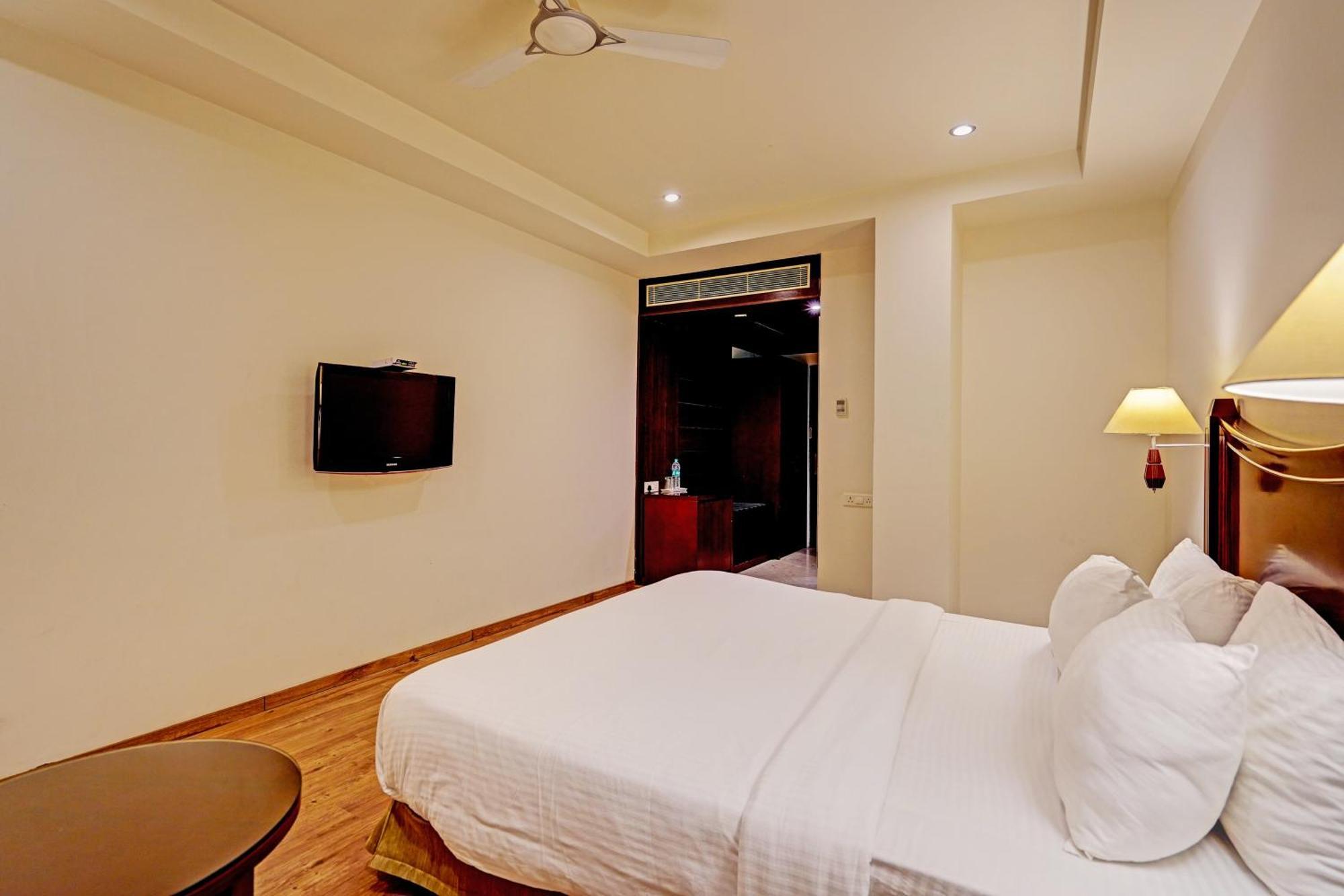 The Frist Collection Hotel Ню Делхи Екстериор снимка