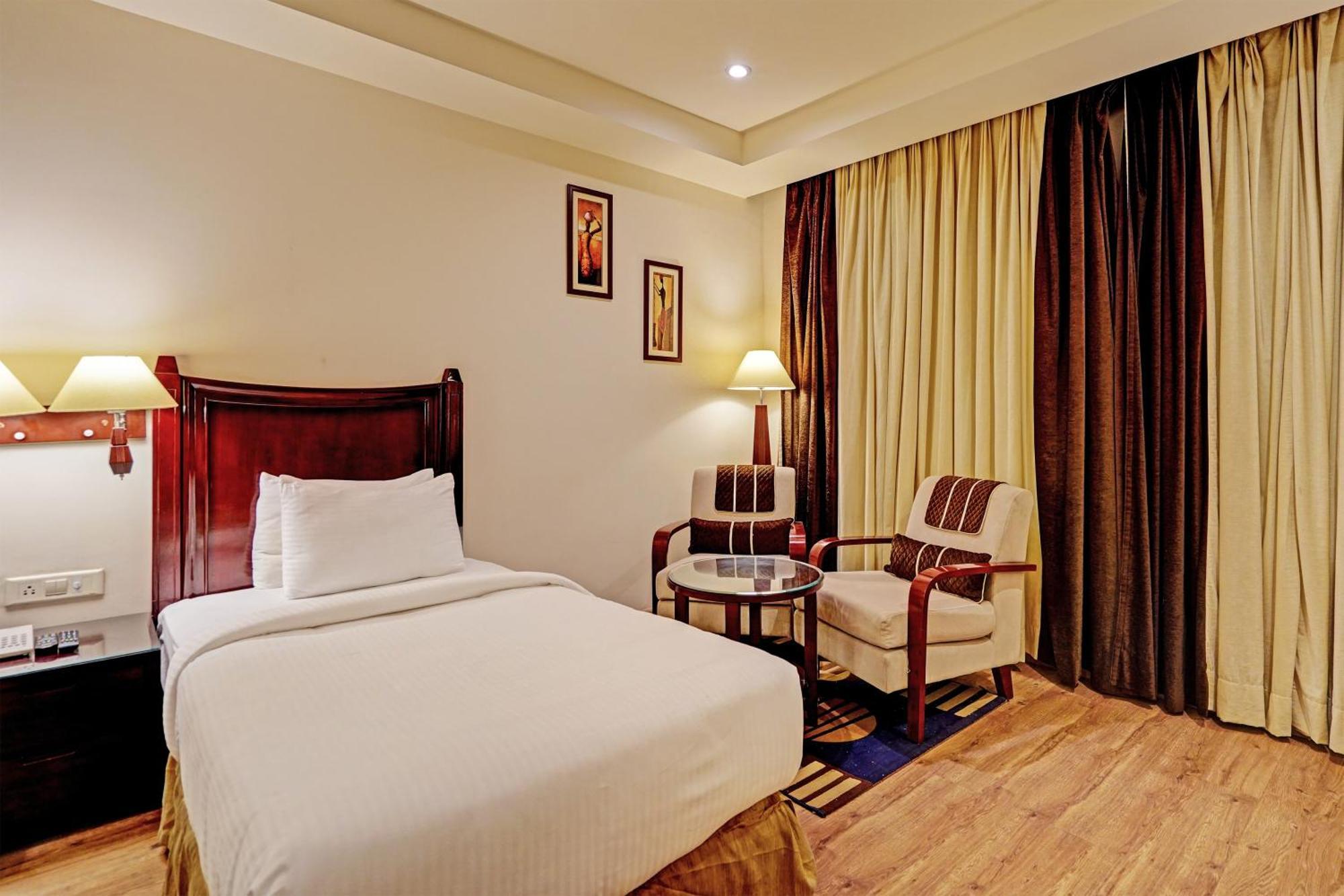 The Frist Collection Hotel Ню Делхи Екстериор снимка